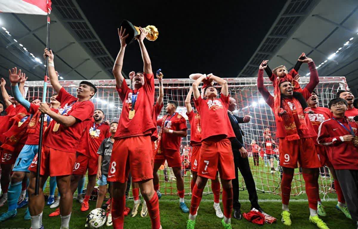 世俱杯分组-运动员们全力以赴，比赛场面激烈