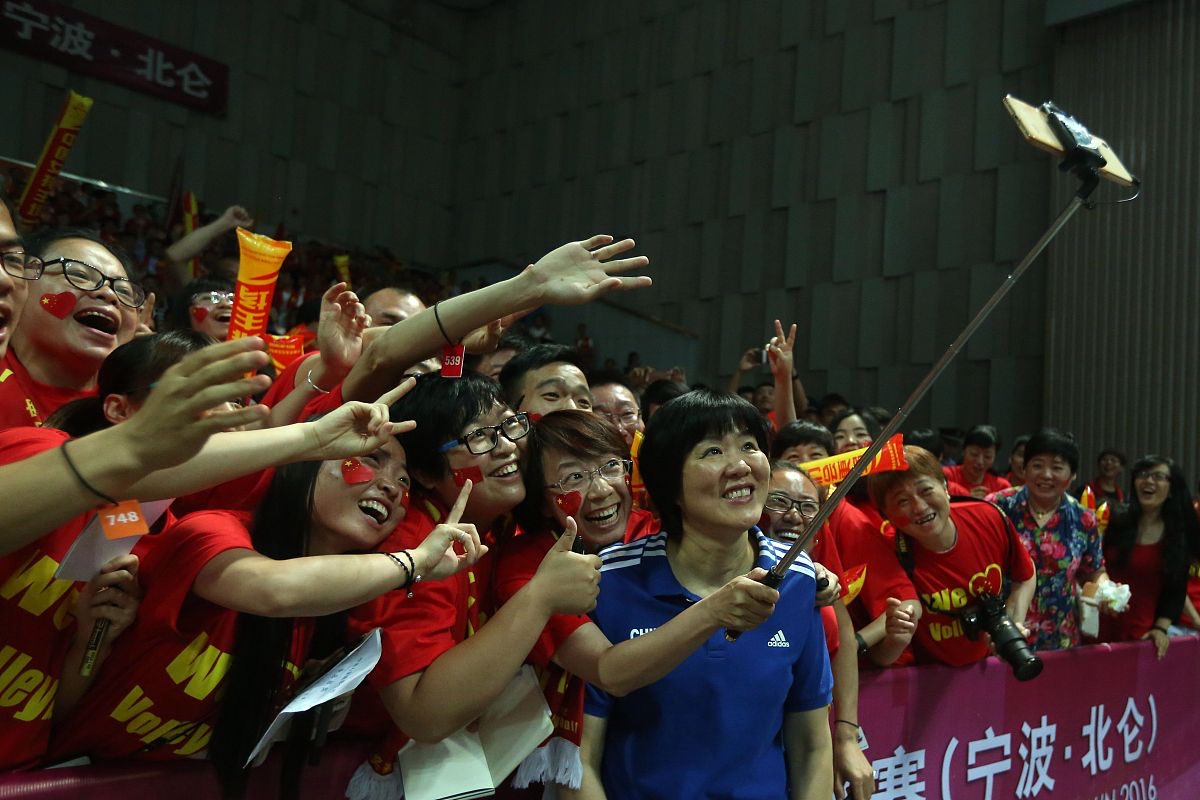 运动员们全力以赴，比赛场面激烈