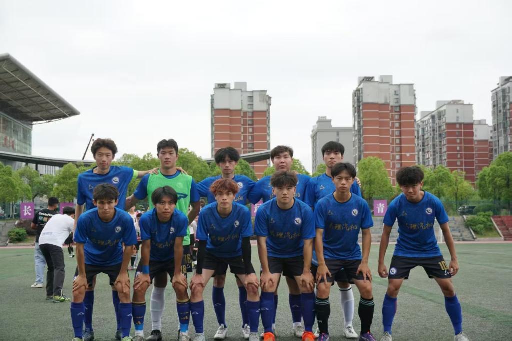 足球场上激烈角逐，哪支队伍能够占据上风？的简单介绍