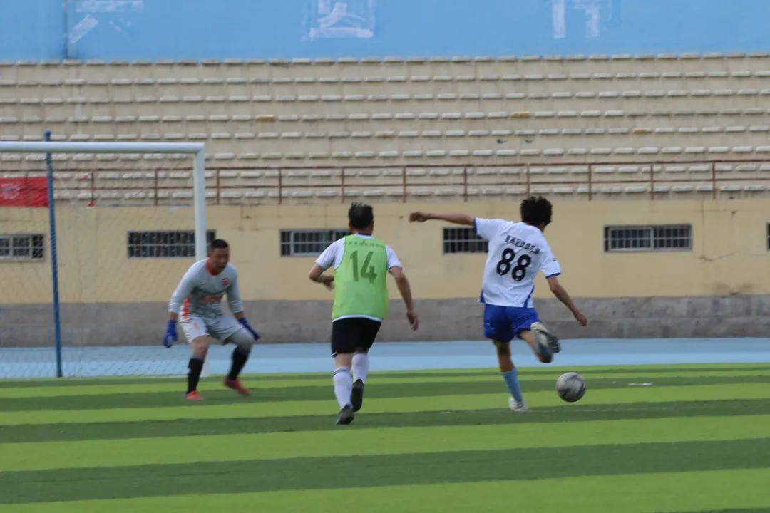 精彩绝伦的足球比赛让人过足瘾