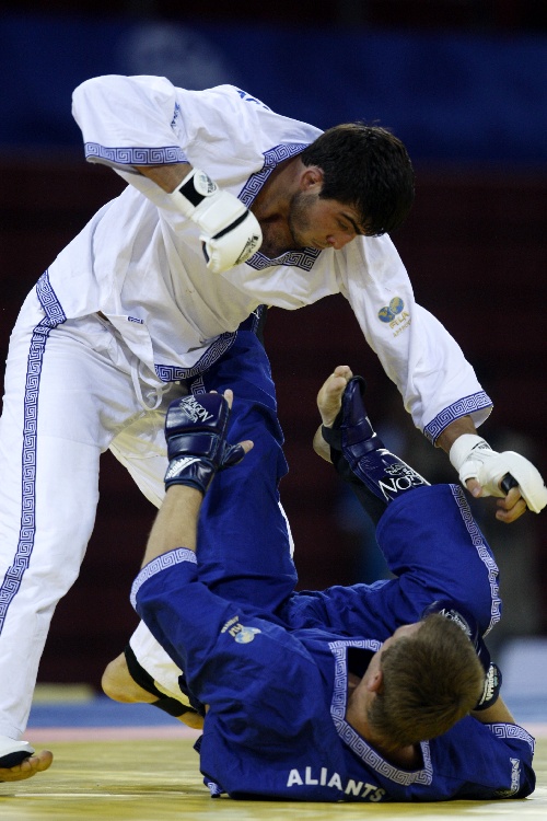 世俱杯分组-俄罗斯摔跤选手力克对手，斩获金牌