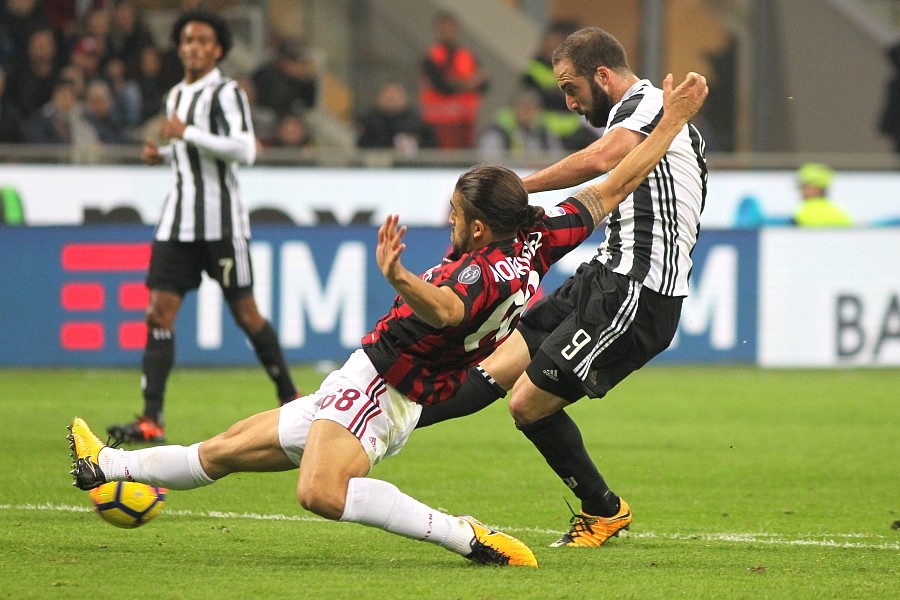 摩纳哥客场告捷，追平领头羊