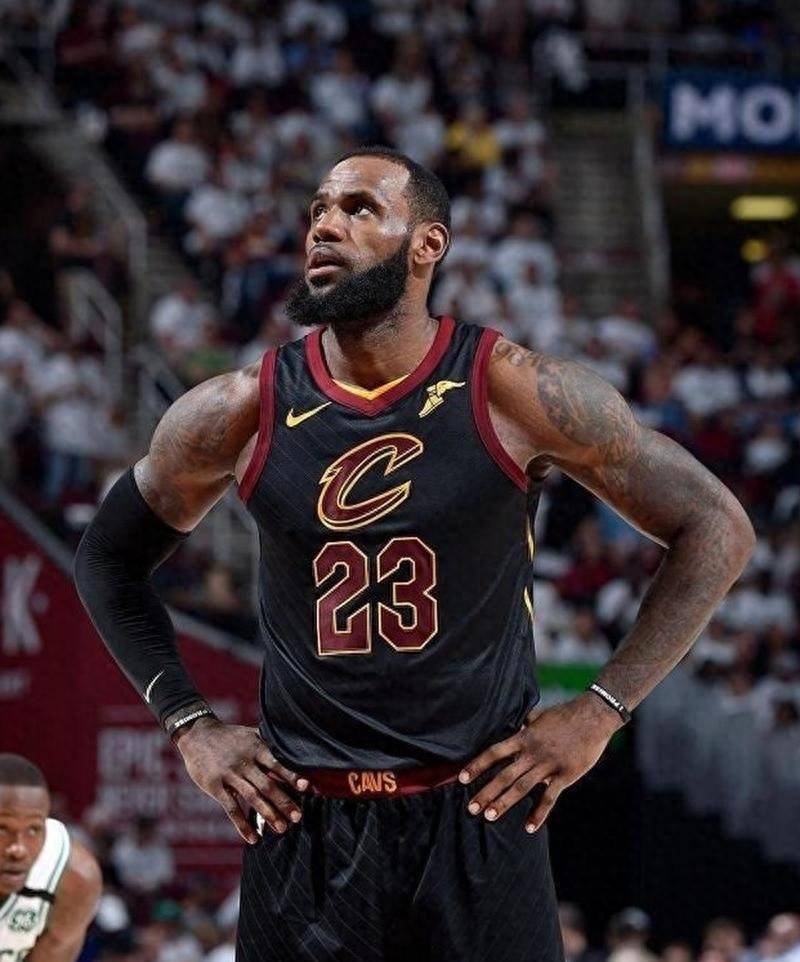 詹姆斯助骑士队奋力前行，震撼世界激动心跳