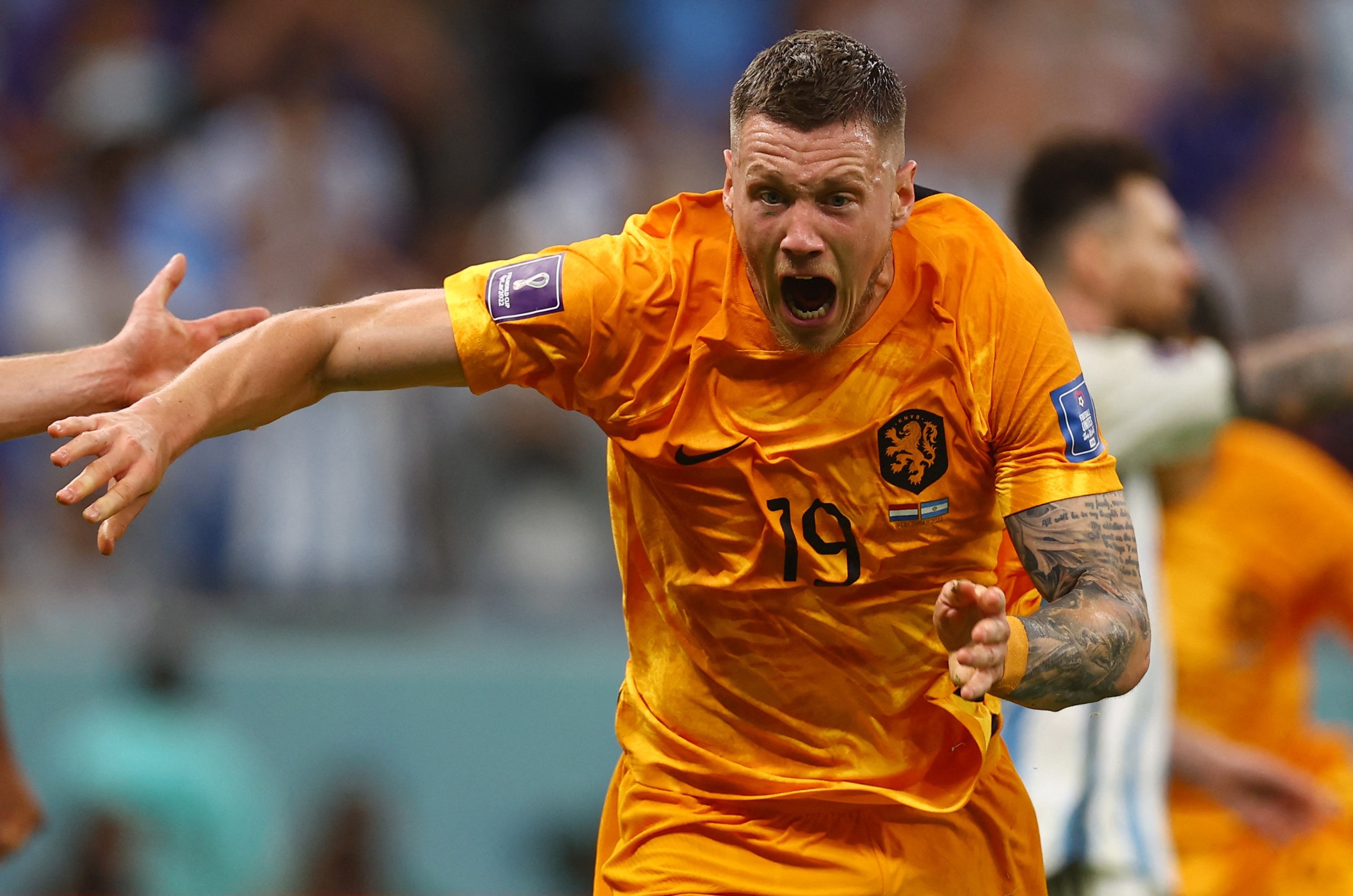 世俱杯分组-荷兰客场惊险逆转，成功挺进决赛