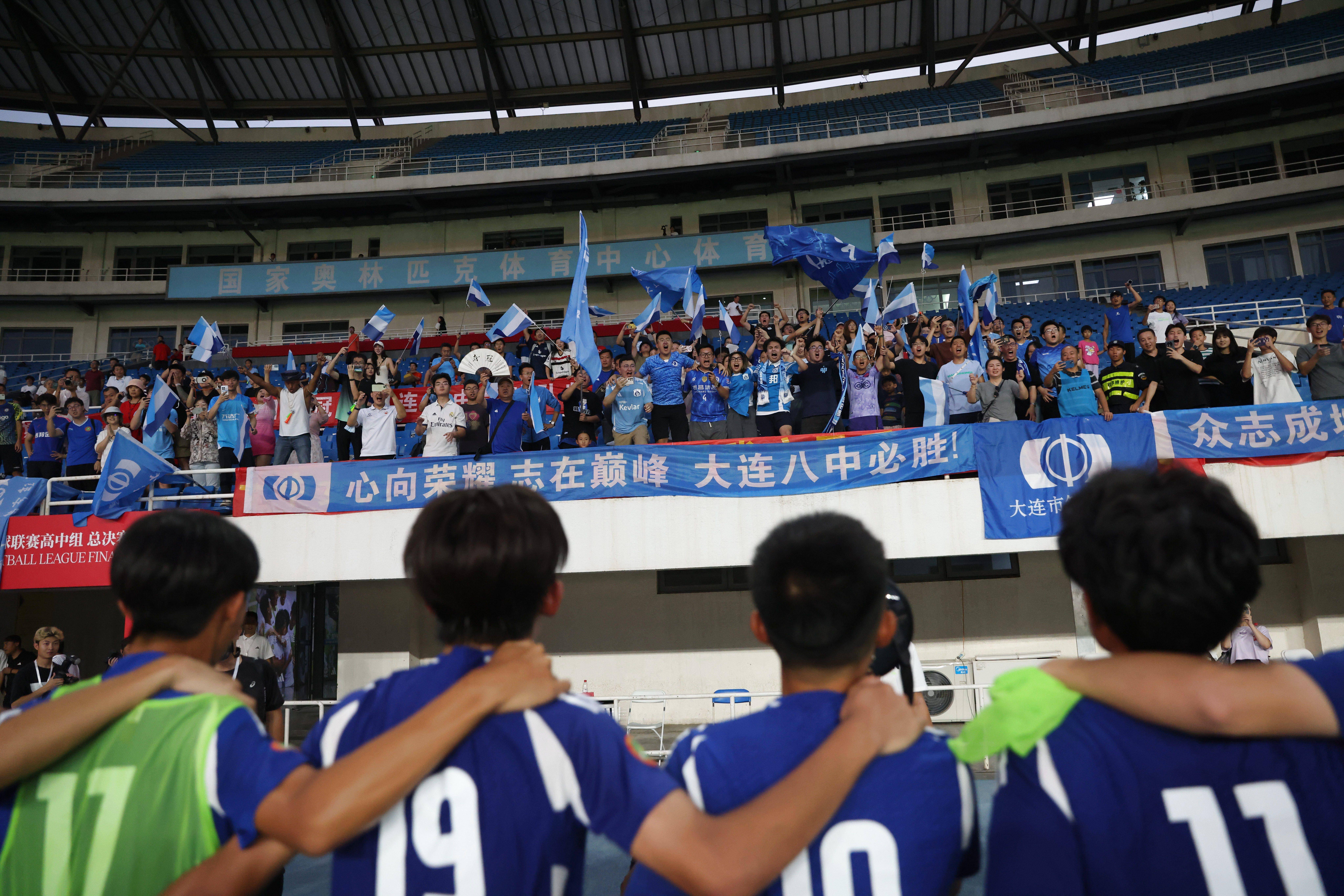 足球职业联赛最后一轮比赛，冠军落入某队手中