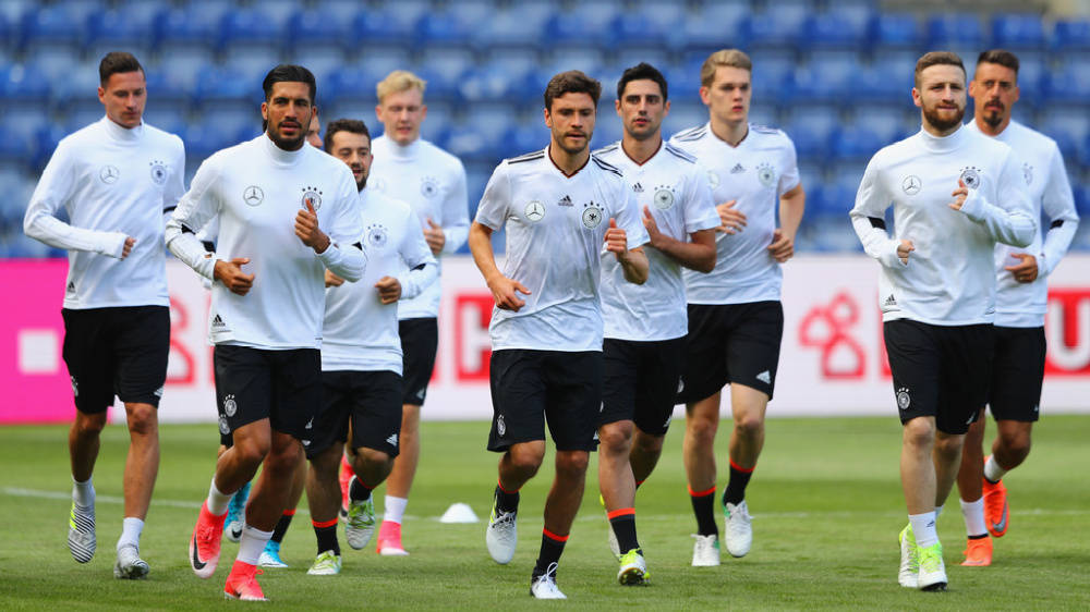 欧预赛争夺激烈，球队士气高涨