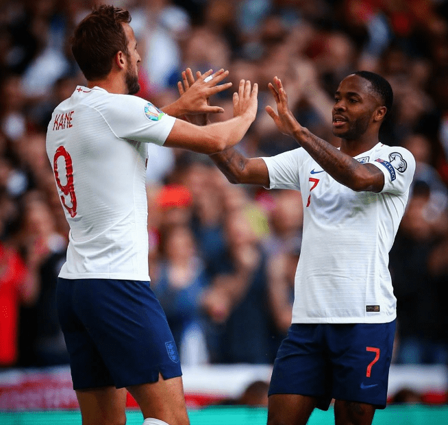 世俱杯官网-欧预赛冠军宝座争夺激烈，球员团结拚搏