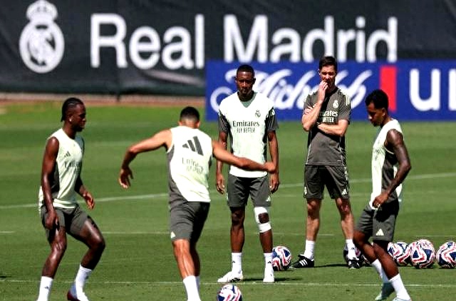 皇马球员在场上表现出团结与拼搏的精神