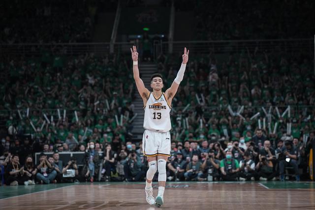 辽宁队实力强劲，夺得豪华奖杯