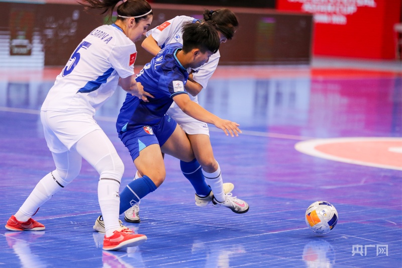 亚洲杯足球赛上中国女球员表现出色