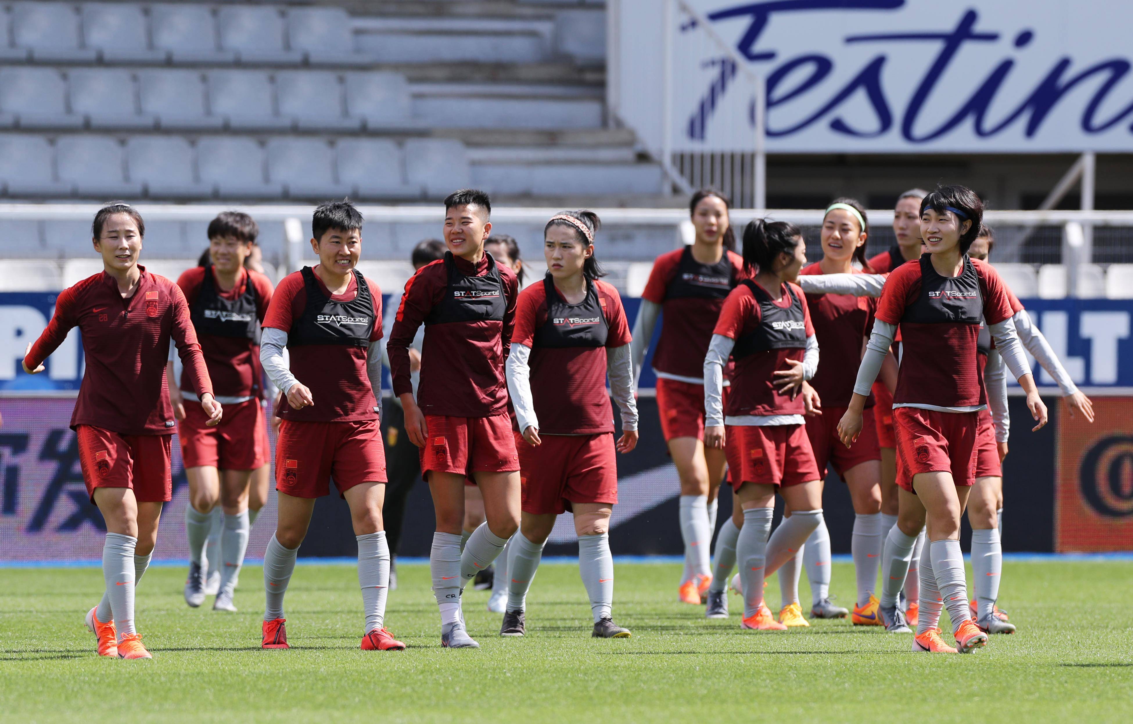 精彩瞬间：女足选手战术配合精妙