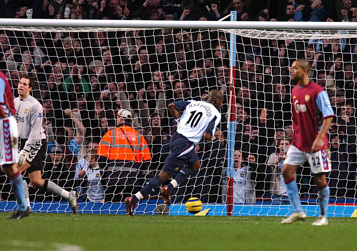 一名年轻球员在关键比赛中获得进球