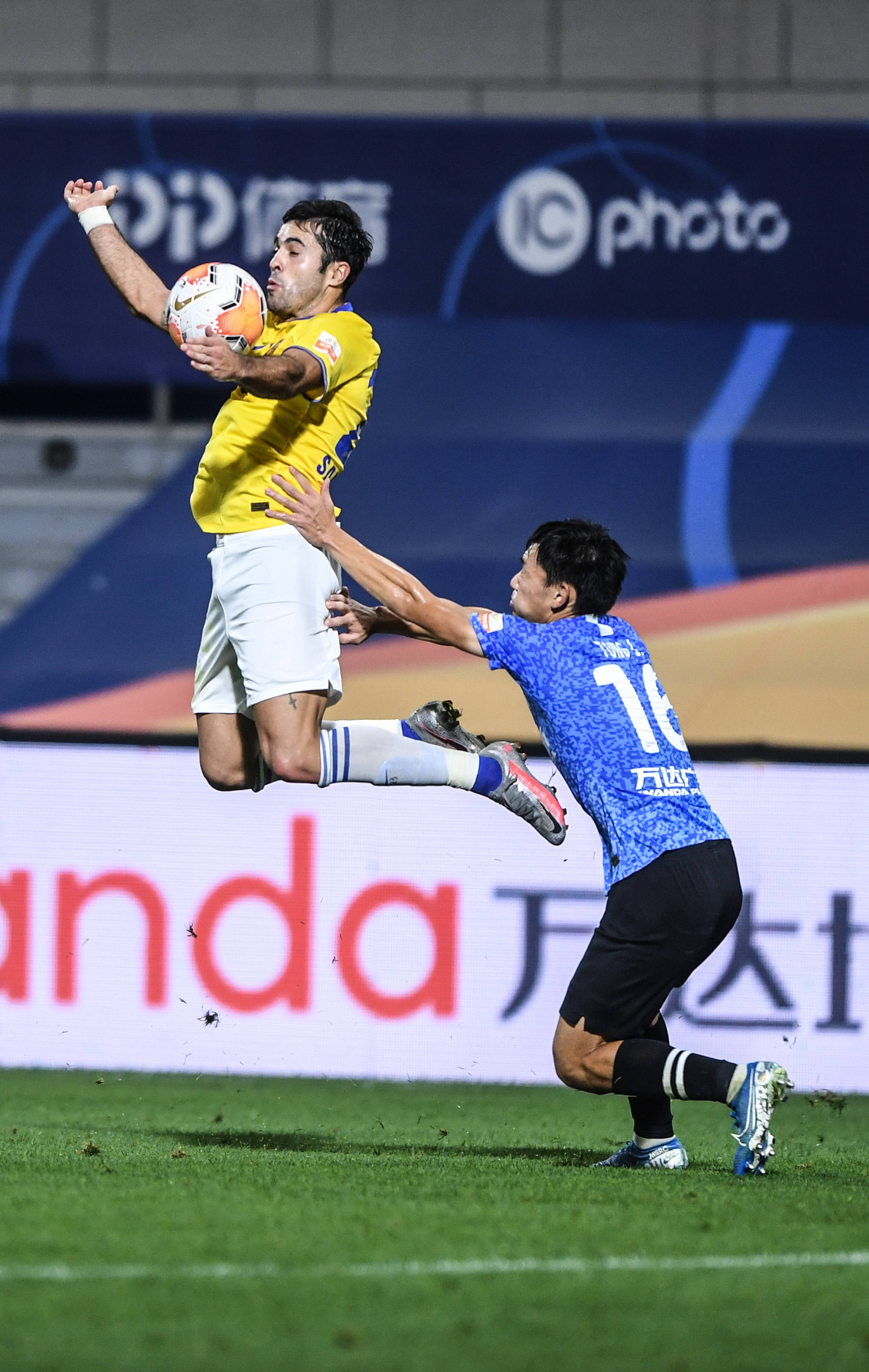 世俱杯-苏宁攻入关键一球，全队斗志高涨