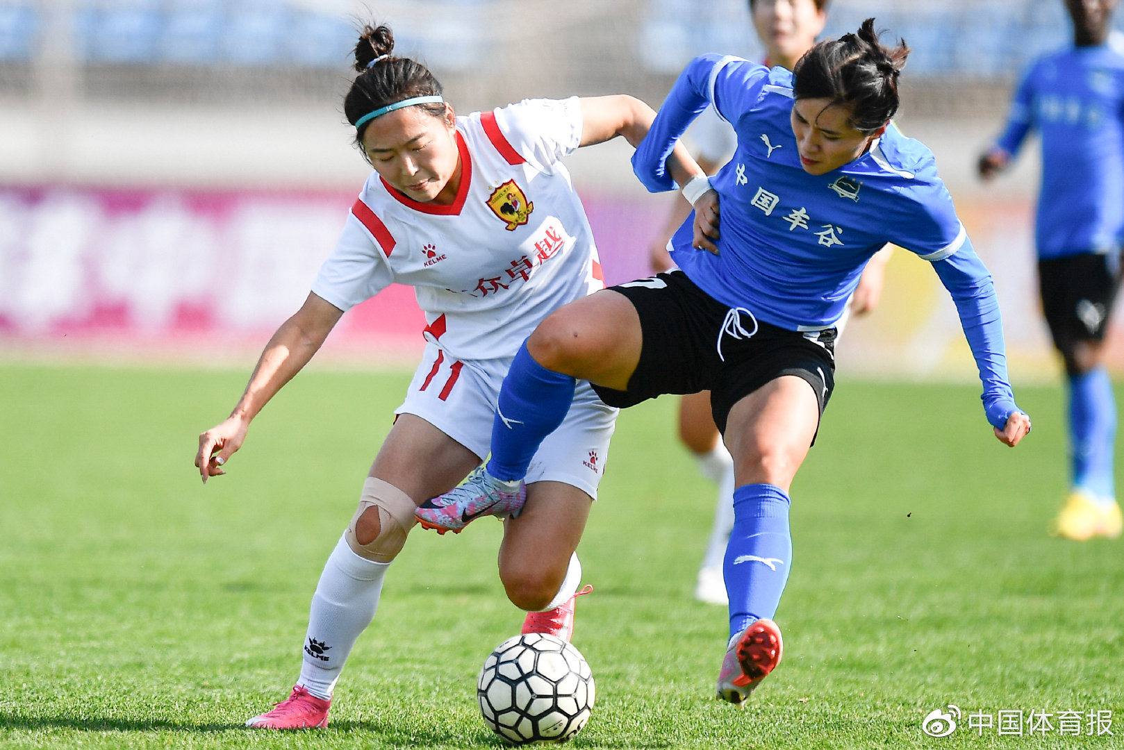 世俱杯冠军-国内女足联赛：强队角逐冠军争夺战激烈热血