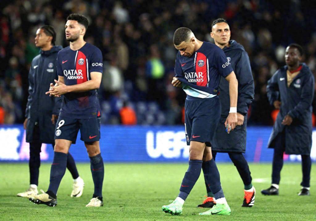 世俱杯-包含巴黎遭遇客场惨败，榜首地位扑朔迷离的词条