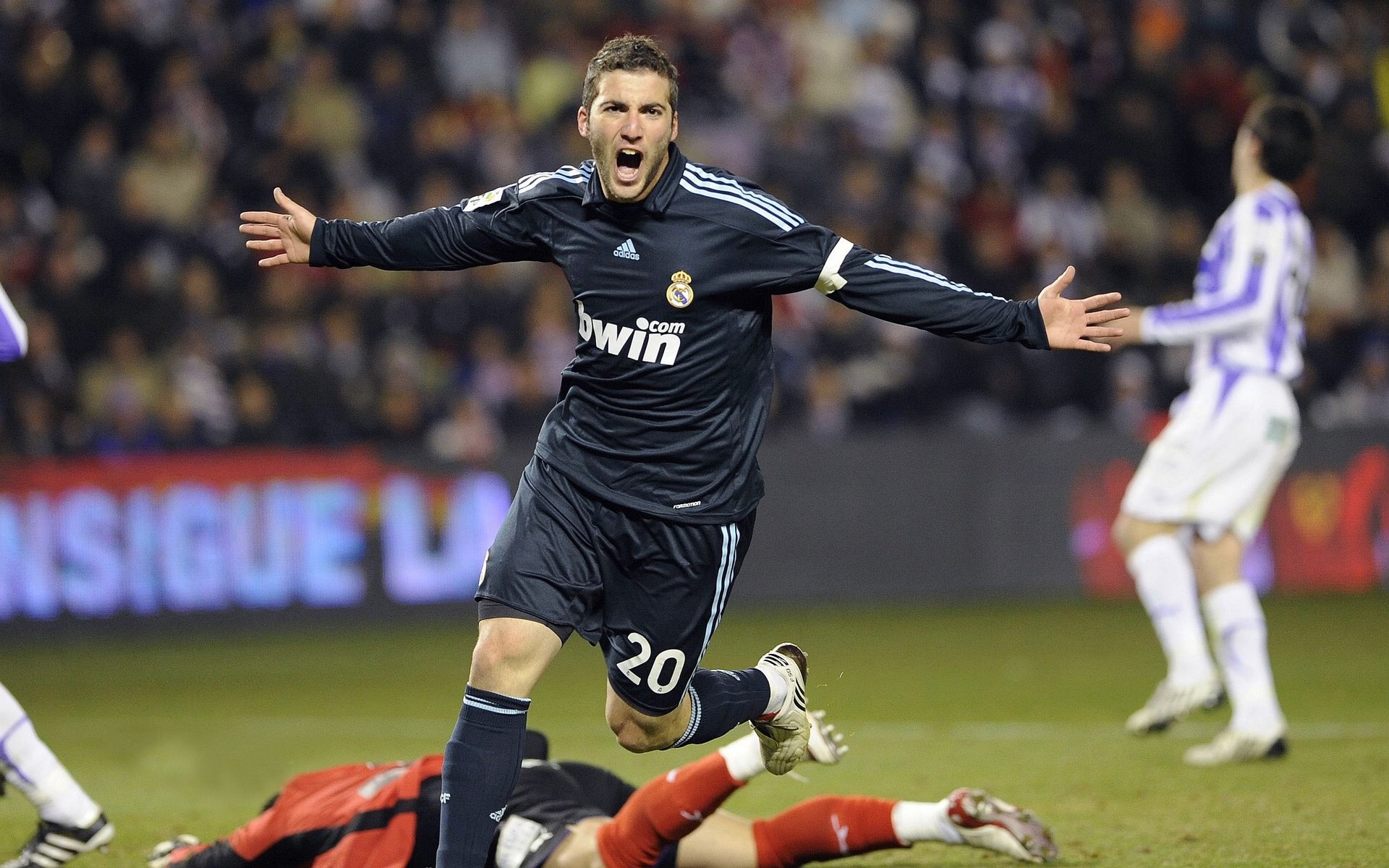 当传奇的烛火被新星吹熄，伊萨克如何以凡人之躯，撼动希腊足球的神殿？