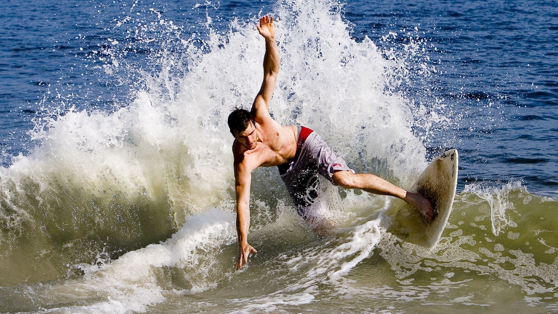 从沼泽到刀锋，红牛二队如何撕碎迈凯伦，拉塞尔用半圈改写一切